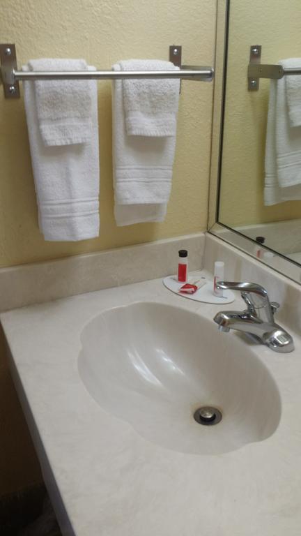 Days By Wyndham Cruiseport West At I-95/524 Hotel 2*