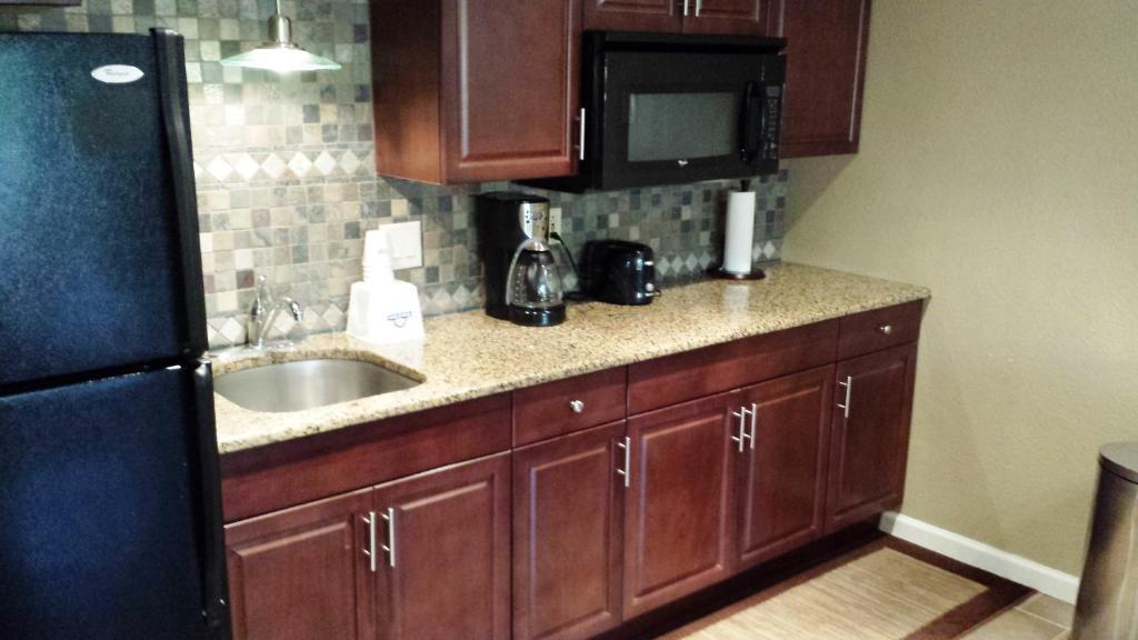 Days By Wyndham Cruiseport West At I-95/524 Hotel 2*