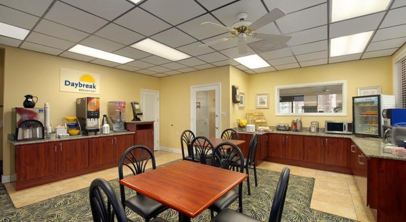 Hotel Days By Wyndham Cruiseport West At I-95/524 2*